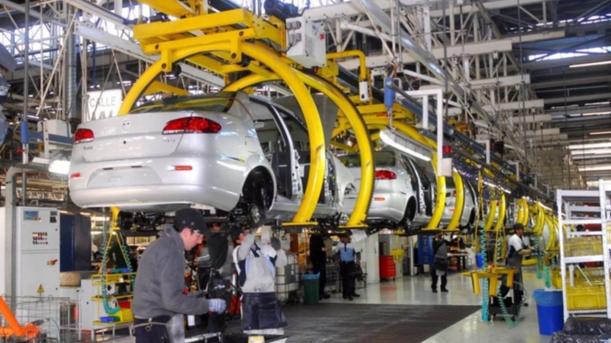 El Gobierno anuncia reducción de impuestos para los autos